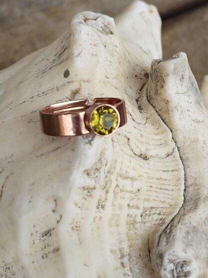 Fingerring aus Tombak Altsilber rosegold Innendurchmesser 19mm grösser verstellbar mit gelben Swarovski Kristall nickel- und bleifrei