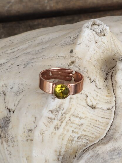 Fingerring aus Tombak Altsilber rosegold Innendurchmesser 19mm grösser verstellbar mit gelben Swarovski Kristall nickel- und bleifrei