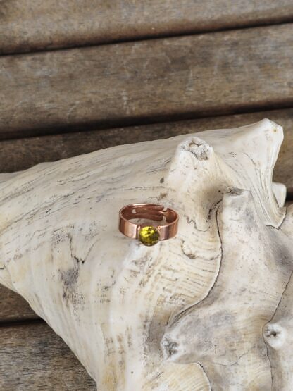 Fingerring aus Tombak Altsilber rosegold Innendurchmesser 19mm grösser verstellbar mit gelben Swarovski Kristall nickel- und bleifrei