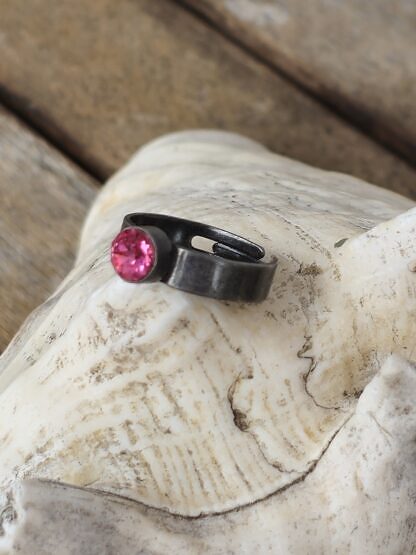 Fingerring aus Tombak Französisch Altsilber schwarz oxidiert Innendurchmesser 19mm grösser verstellbar mit pinker Swarovski Kristall nickel- und bleifrei