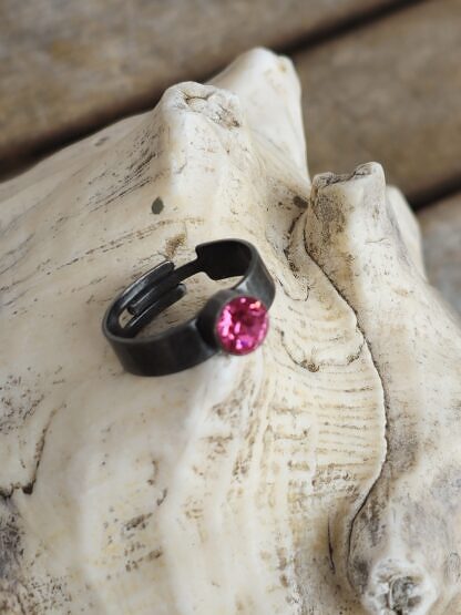 Fingerring aus Tombak Französisch Altsilber schwarz oxidiert Innendurchmesser 19mm grösser verstellbar mit pinker Swarovski Kristall nickel- und bleifrei