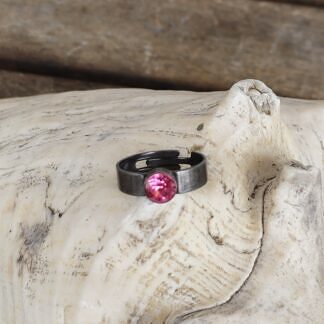 Fingerring aus Tombak Französisch Altsilber schwarz oxidiert Innendurchmesser 19mm grösser verstellbar mit pinker Swarovski Kristall nickel- und bleifrei
