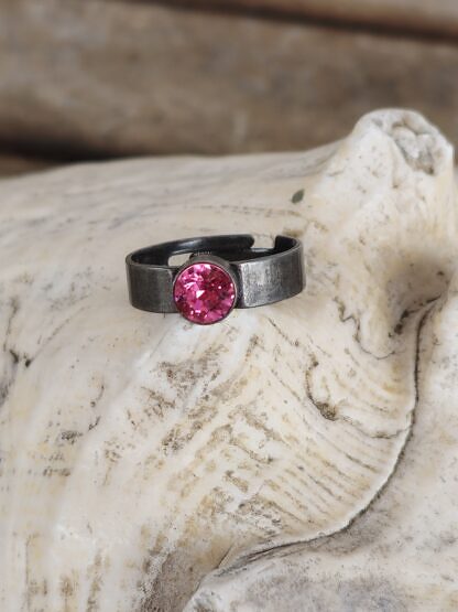 Fingerring aus Tombak Französisch Altsilber schwarz oxidiert Innendurchmesser 19mm grösser verstellbar mit pinker Swarovski Kristall nickel- und bleifrei
