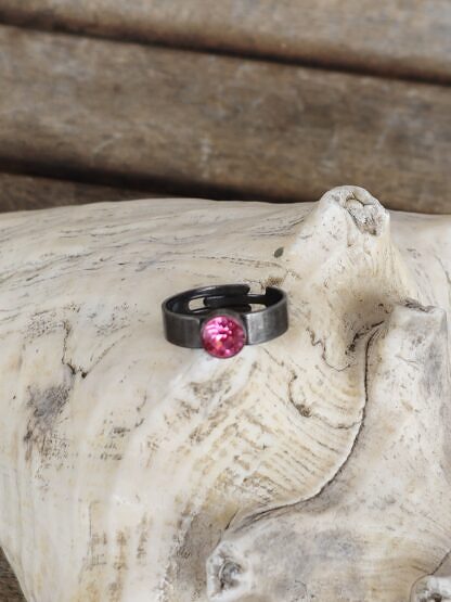 Fingerring aus Tombak Französisch Altsilber schwarz oxidiert Innendurchmesser 19mm grösser verstellbar mit pinker Swarovski Kristall nickel- und bleifrei