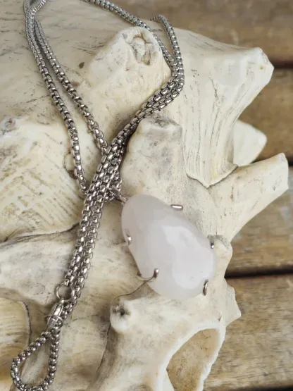 Kurze Halskette mit Bergkristall Trommelstein Anhänger eingefasst in einer Zinkfassung Anhängeröse 925 Sterling Silber Gliederkette aus Metall Steinschmuck Steinkette Halskette mit Anhänger