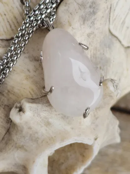 Kurze Halskette mit Bergkristall Trommelstein Anhänger eingefasst in einer Zinkfassung Anhängeröse 925 Sterling Silber Gliederkette aus Metall Steinschmuck Steinkette Halskette mit Anhänger
