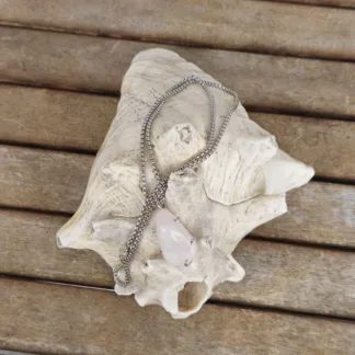 Kurze Halskette mit Bergkristall Trommelstein Anhänger eingefasst in einer Zinkfassung Anhängeröse 925 Sterling Silber Gliederkette aus Metall Steinschmuck Steinkette Halskette mit Anhänger