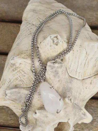 Kurze Halskette mit Bergkristall Trommelstein Anhänger eingefasst in einer Zinkfassung Anhängeröse 925 Sterling Silber Gliederkette aus Metall Steinschmuck Steinkette Halskette mit Anhänger