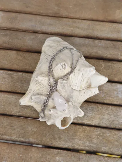 Kurze Halskette mit Bergkristall Trommelstein Anhänger eingefasst in einer Zinkfassung Anhängeröse 925 Sterling Silber Gliederkette aus Metall Steinschmuck Steinkette Halskette mit Anhänger