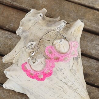 Kinder Crochet Creolen Ethno Boho Ohrringe Ohrschmuck aus Edelstahl umhäkelt mit Blumenform mit Farbverlaufwolle rosa pink