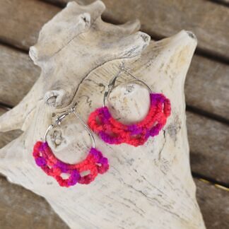 Kinder Crochet Creolen Ethno Boho Ohrringe Ohrschmuck aus Edelstahl umhäkelt mit Blumenform mit Farbverlaufwolle rot violett