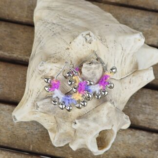 Kinder Crochet Creolen Ethno Boho Ohrringe Ohrschmuck aus Edelstahl umhäkelt mit Farbverlaufwolle gelb weiss pink lila mit Herzchen Anhänger Perlen aus Metall