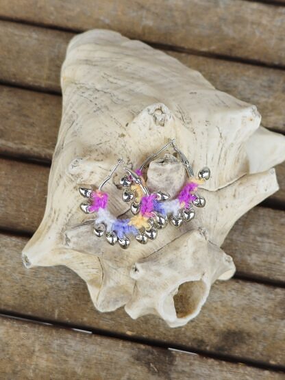 Kinder Crochet Creolen Ethno Boho Ohrringe Ohrschmuck aus Edelstahl umhäkelt mit Farbverlaufwolle gelb weiss pink lila mit Herzchen Anhänger Perlen aus Metall