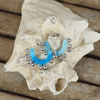 Kinder Crochet Creolen Ethno Boho Ohrringe Ohrschmuck aus Edelstahl umhäkelt mit Farbverlaufwolle hell- und dunkeltürkis mit Herzchen Anhänger Perlen aus Metall