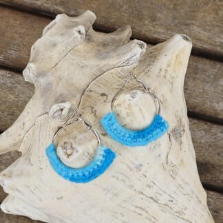 Kinder Crochet Creolen Ethno Boho Ohrringe Ohrschmuck aus Edelstahl umhäkelt mit Farbverlaufwolle hell- und türkisblau