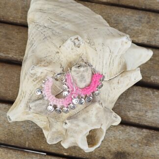 Kinder Crochet Creolen Ethno Boho Ohrringe Ohrschmuck aus Edelstahl umhäkelt mit Farbverlaufwolle rosa und pink mit Herzchen Anhänger Perlen aus Metall