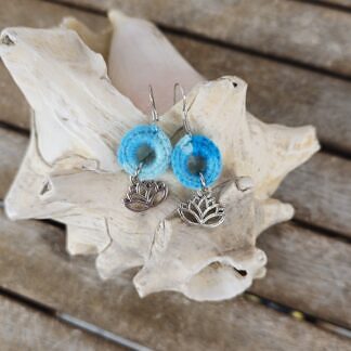 Kinder Crochet Ohrringe Ohrhänger Ethno Boho Ohrringe Ohrschmuck aus Edelstahl umhäkelt mit Farberlaufwolle hell- und dunkeltürkis und Lotusanhänger silbern aus Metall