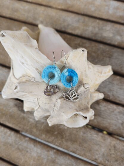 Kinder Crochet Ohrringe Ohrhänger Ethno Boho Ohrringe Ohrschmuck aus Edelstahl umhäkelt mit Farberlaufwolle hell- und dunkeltürkis und Lotusanhänger silbern aus Metall