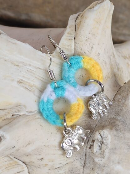 Kinder Crochet Ohrringe Ohrhänger Ethno Boho Ohrringe Ohrschmuck aus Edelstahl umhäkelt mit Farbverlaufwolle weiss gelb türkis und Elefantenanhänger silbern aus Metall