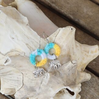 Kinder Crochet Ohrringe Ohrhänger Ethno Boho Ohrringe Ohrschmuck aus Edelstahl umhäkelt mit Farbverlaufwolle weiss gelb türkis und Elefantenanhänger silbern aus Metall