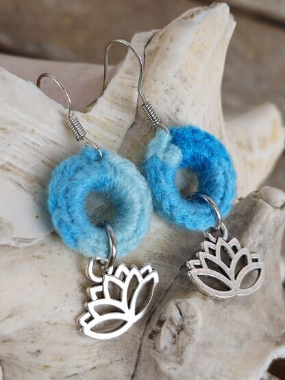 Kinder Crochet Ohrringe Ohrhänger Ethno Boho Ohrringe Ohrschmuck aus Edelstahl umhäkelt mit Farberlaufwolle hell- und dunkeltürkis und Lotusanhänger silbern aus Metall