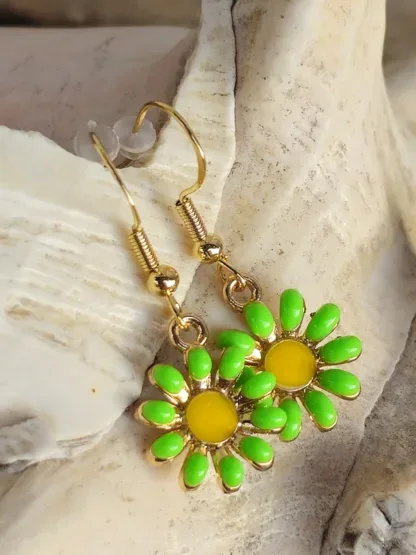 Kinder Ohrringe Ohrhänger Kinderohrschmuck hellgrün-gelben Blumenanhängern und Ohrhaken aus 14 Karat Gold