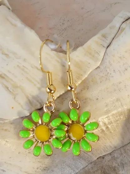 Kinder Ohrringe Ohrhänger Kinderohrschmuck hellgrün-gelben Blumenanhängern und Ohrhaken aus 14 Karat Gold
