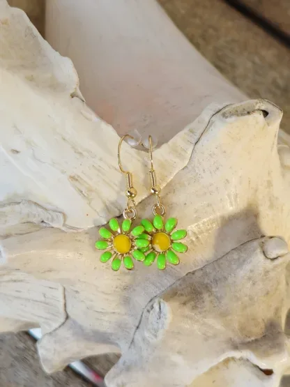 Kinder Ohrringe Ohrhänger Kinderohrschmuck hellgrün-gelben Blumenanhängern und Ohrhaken aus 14 Karat Gold
