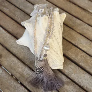 Lange Halskette mit grau-braunem Quastenanhänger und Perlhuhnfeder versilberter Perle rosa Glanzperlen hellgrauen und beigen Glasperlen Metallperlen Hakenverschluss Silber 925