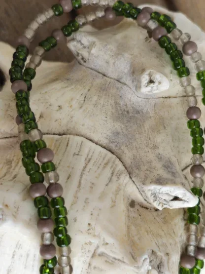 Lange Halskette mit kupferfarbenen Charm Metallanhänger Goldfluss Edelsteinperlen grünen grauen und dunkelbraunen Glasperlen Hakenverschluss Silber Halskette Gliederkette mit Anhänger