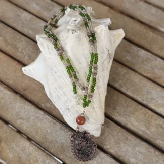Lange Halskette mit kupferfarbenen Charm Metallanhänger Goldfluss Edelsteinperlen grünen grauen und dunkelbraunen Glasperlen Hakenverschluss Silber Halskette Gliederkette mit Anhänger