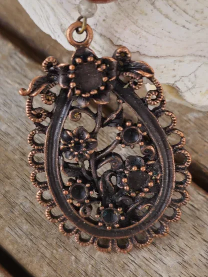 Lange Halskette mit kupferfarbenen Charm Metallanhänger Goldfluss Edelsteinperlen grünen grauen und dunkelbraunen Glasperlen Hakenverschluss Silber Halskette Gliederkette mit Anhänger