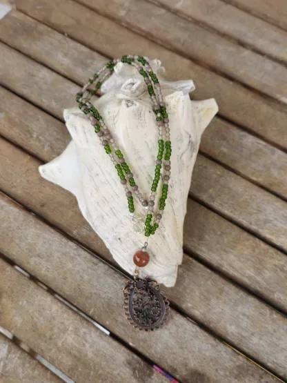 Lange Halskette mit kupferfarbenen Charm Metallanhänger Goldfluss Edelsteinperlen grünen grauen und dunkelbraunen Glasperlen Hakenverschluss Silber Halskette Gliederkette mit Anhänger