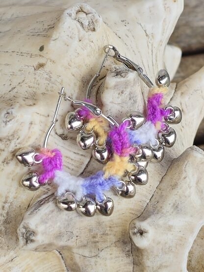 Kinder Crochet Creolen Ethno Boho Ohrringe Ohrschmuck aus Edelstahl umhäkelt mit Farbverlaufwolle gelb weiss pink lila mit Herzchen Anhänger Perlen aus Metall
