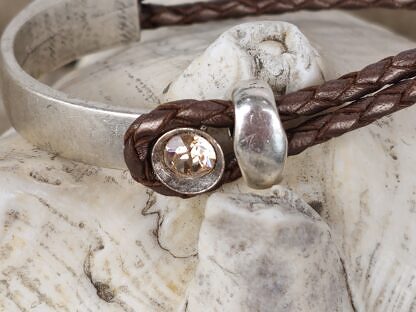Lederarmband zweireihig mit braungoldenem Lederband und Armspange aus Altsilber Tombak mit rosa Swarovski Kristall