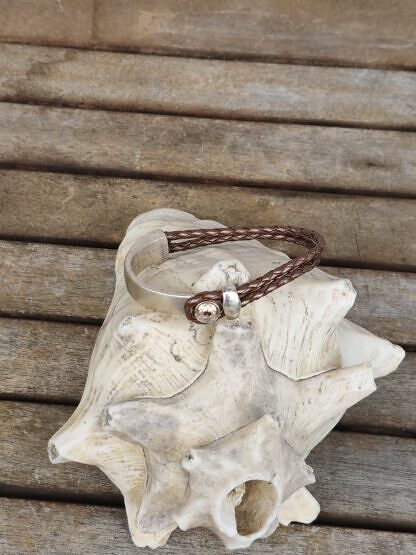 Lederarmband zweireihig mit braungoldenem Lederband und Armspange aus Altsilber Tombak mit rosa Swarovski Kristall