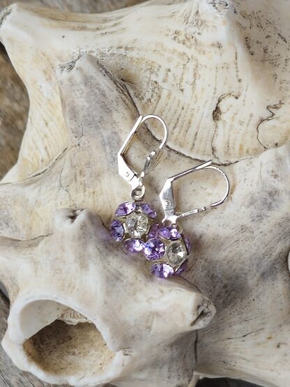 Ohrringe Ohrhänger aus Tombak mit Blumenanhänger bestückt mit 4mm violetten und weisser Swarovski Kristallen nickel- und bleifrei