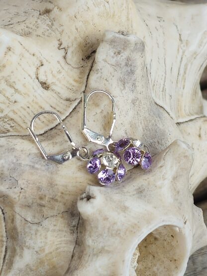 Ohrringe Ohrhänger aus Tombak mit Blumenanhänger bestückt mit 4mm violetten und weisser Swarovski Kristallen nickel- und bleifrei