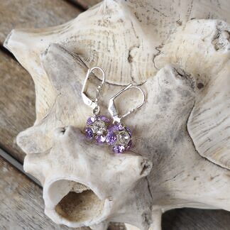 Ohrringe Ohrhänger aus Tombak mit Blumenanhänger bestückt mit 4mm violetten und weisser Swarovski Kristallen nickel- und bleifrei