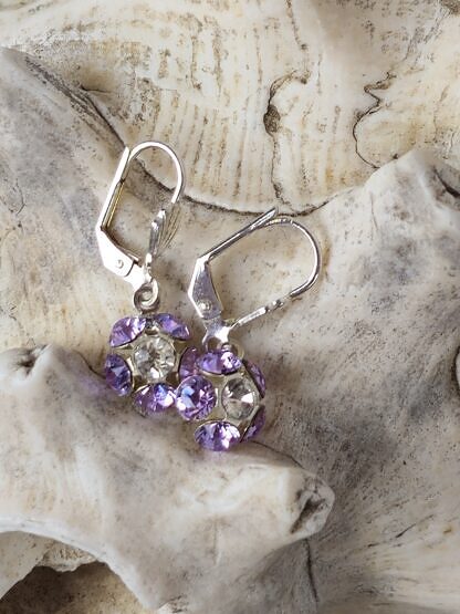 Ohrringe Ohrhänger aus Tombak mit Blumenanhänger bestückt mit 4mm violetten und weisser Swarovski Kristallen nickel- und bleifrei