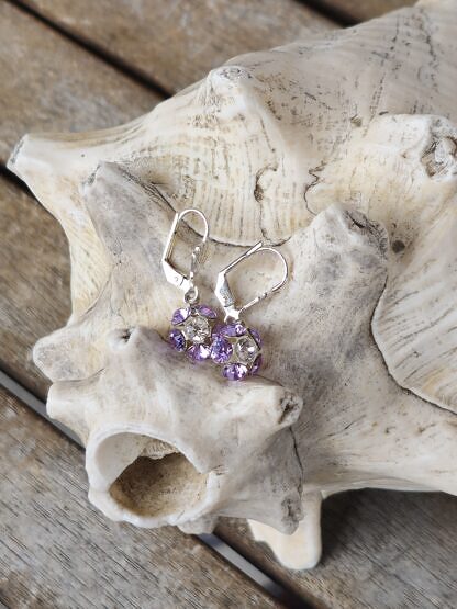 Ohrringe Ohrhänger aus Tombak mit Blumenanhänger bestückt mit 4mm violetten und weisser Swarovski Kristallen nickel- und bleifrei