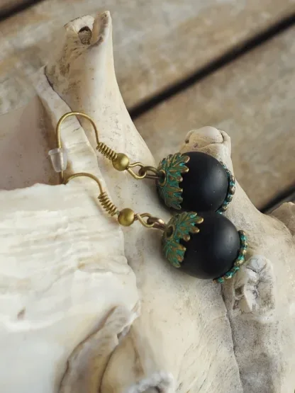 Ohrringe Ohrhänger Ohrschmuck mit 12mm schwarzen Acrylperlen oxidierten blaugoldenen Perlkappen und Ohrhaken aus Bronze Metall