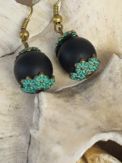 Ohrringe Ohrhänger Ohrschmuck mit 12mm schwarzen Acrylperlen oxidierten blaugoldenen Perlkappen und Ohrhaken aus Bronze Metall