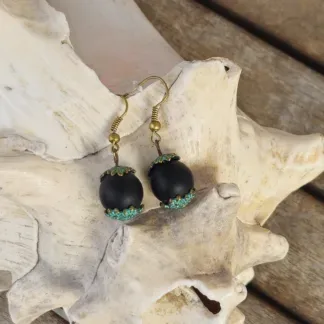 Ohrringe Ohrhänger Ohrschmuck mit 12mm schwarzen Acrylperlen oxidierten blaugoldenen Perlkappen und Ohrhaken aus Bronze Metall
