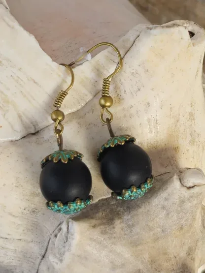 Ohrringe Ohrhänger Ohrschmuck mit 12mm schwarzen Acrylperlen oxidierten blaugoldenen Perlkappen und Ohrhaken aus Bronze Metall