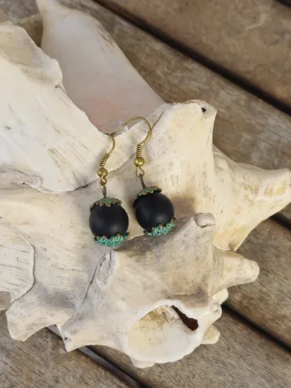 Ohrringe Ohrhänger Ohrschmuck mit 12mm schwarzen Acrylperlen oxidierten blaugoldenen Perlkappen und Ohrhaken aus Bronze Metall