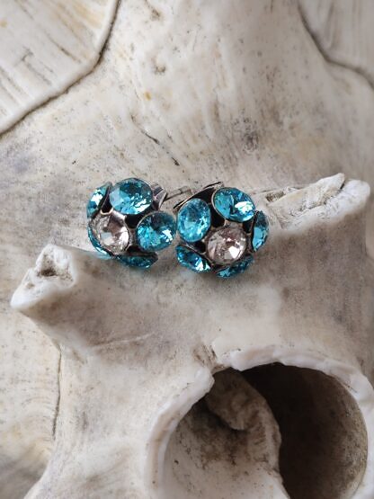 Ohrstecker Ohrringe aus Altsilber Tombak in Blumenform mit 4mm türkis und weisser Swarovski Kristallen nickel- und bleifrei