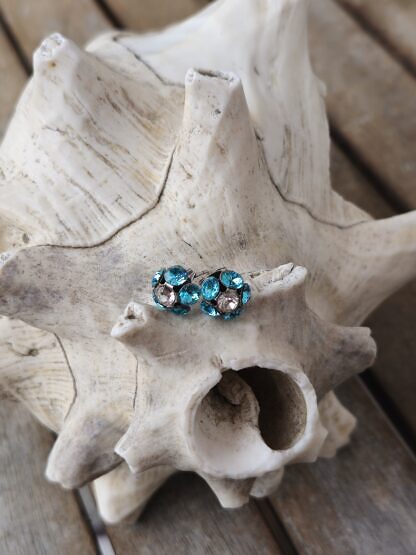 Ohrstecker Ohrringe aus Altsilber Tombak in Blumenform mit 4mm türkis und weisser Swarovski Kristallen nickel- und bleifrei