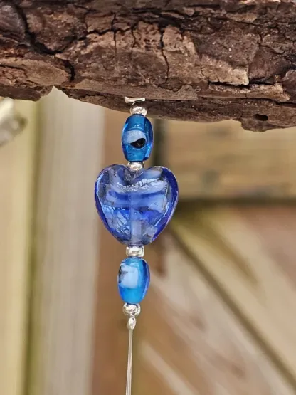 Schwemmholz Girlande Dekohänger Traumfänger Sonnenfänger mit dunkelblauen Pompons blauen Glasperlen Auge Fatimas diverse Formen von blauen Lampwork Perlen silberne Acryl Tibetperlen Perlkappen Metallperlen
