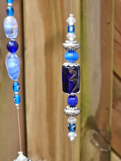 Schwemmholz Girlande Dekohänger Traumfänger Sonnenfänger mit dunkelblauen Pompons blauen Glasperlen Auge Fatimas diverse Formen von blauen Lampwork Perlen silberne Acryl Tibetperlen Perlkappen Metallperlen